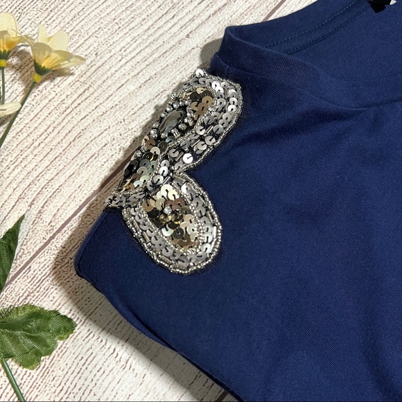 EXPRESS Embellished Padded Shoulder Crew Neck Tee - Picture 8 of 16